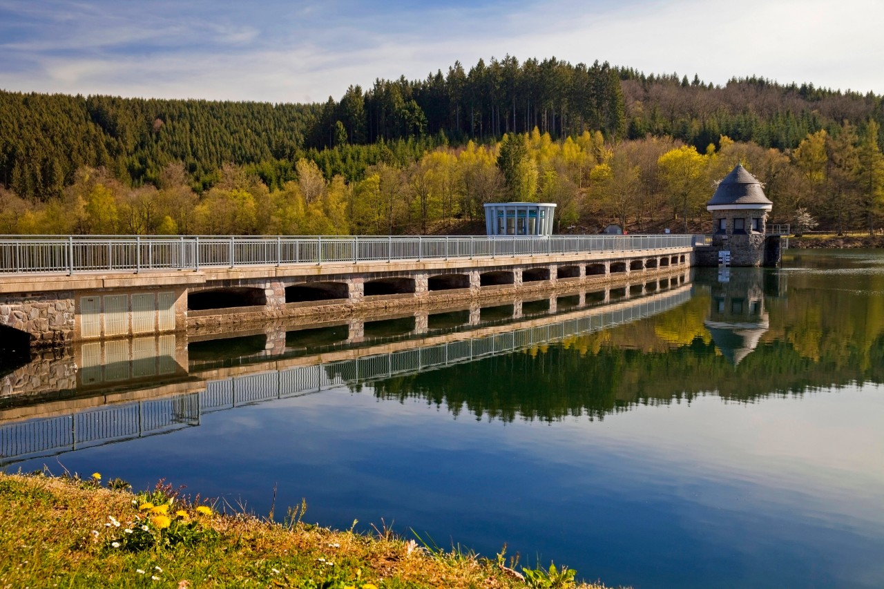 Die Lister Talsperre in Attendorn im Sauerland.