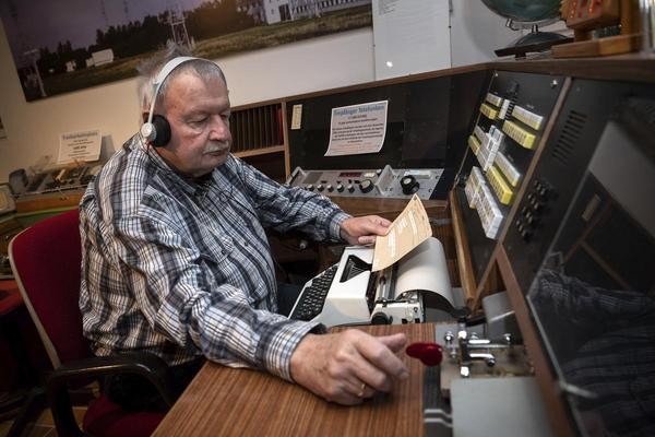 Nordsee:  Hans-Jörg Pust, Stellvertretender Vorsitzender Museum Norddeich Radio, sitzt im Museum an einem Funkarbeitsplatz