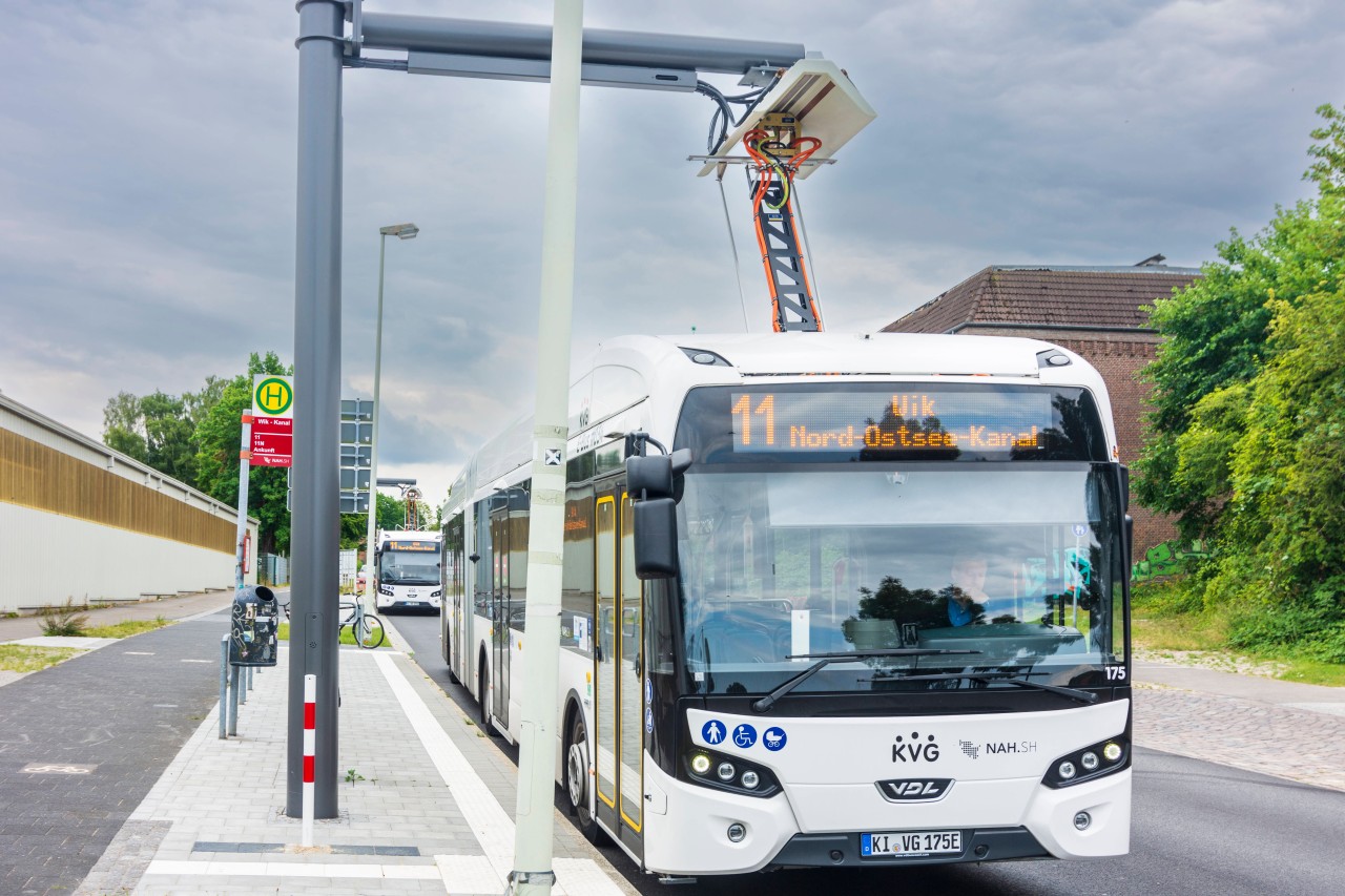 An elektrischer Bus an der Ostsee wird aufgeladen (Symbolfoto).