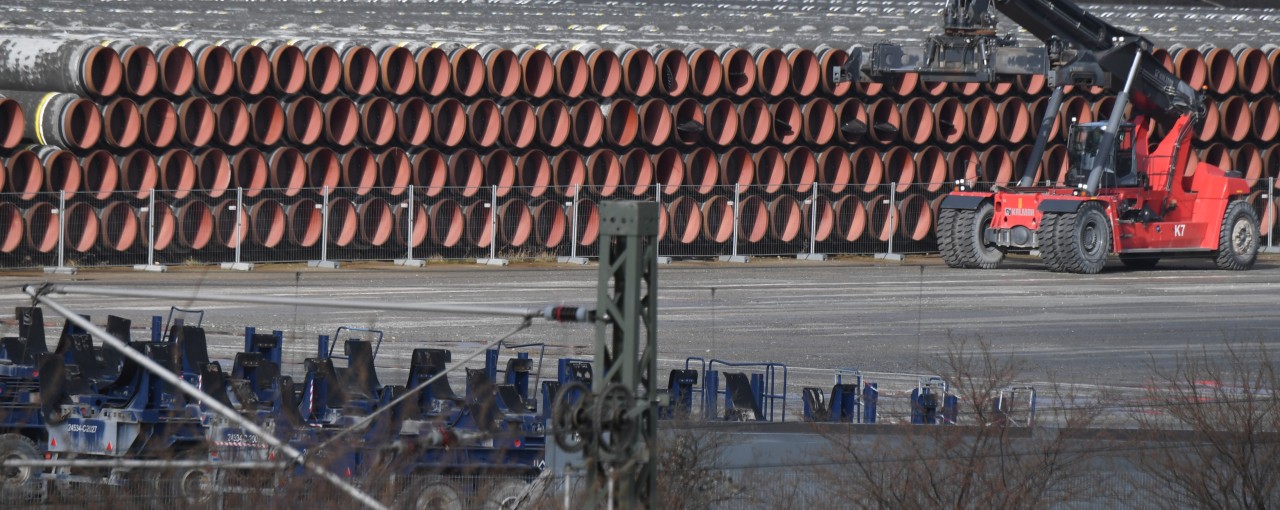 Rohre für den Bau von Nord Stream 2 werden im Hafen Mukran auf der Insel Rügen gelagert.