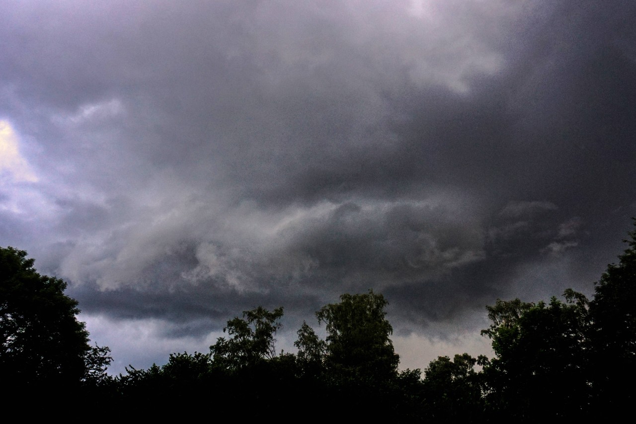 Eine in Teilen erkennbare Böenwalze, auch Shelf Cloud genannt.