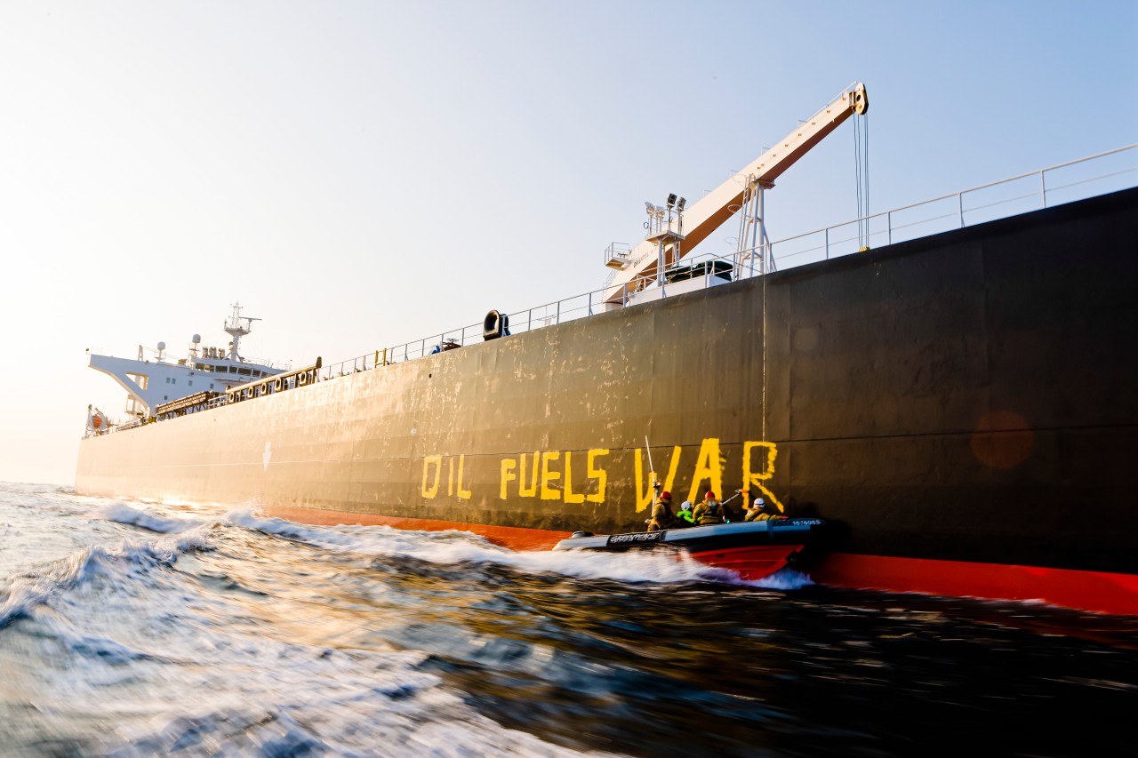 Mit den Worten „Oil fuels war“ wollen die Aktivisten in der Ostsee vor Fehmarn ein klares Zeichen setzen.