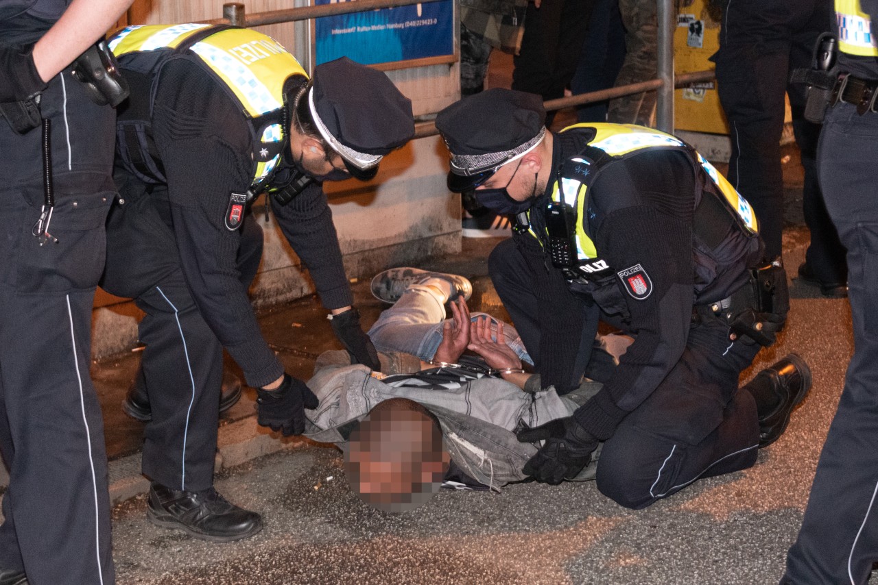 Einen Mann nahmen die Beamten vor Ort fest