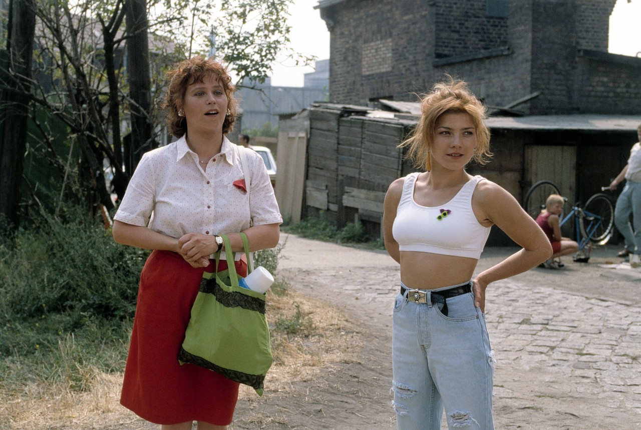 Rita (Marie Gruber, l.) und Tochter Jacqueline Struutz (Claudia Schmutzler, r.) in der Komödie „Go Trabi Go“.