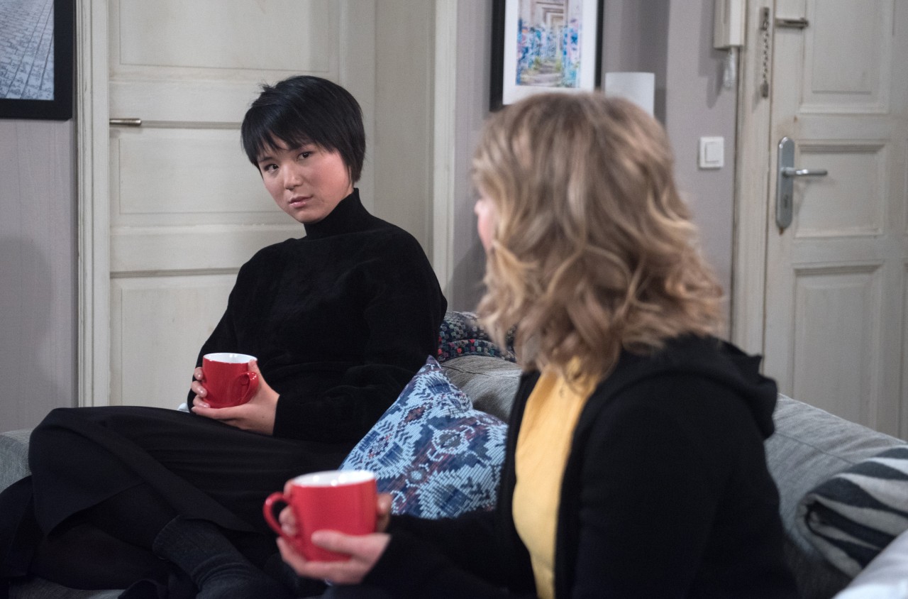 Yun Huang (l.) als Ellen in „Rote Rosen“, hier mit Antonia Jungwirth, die Sara spielt