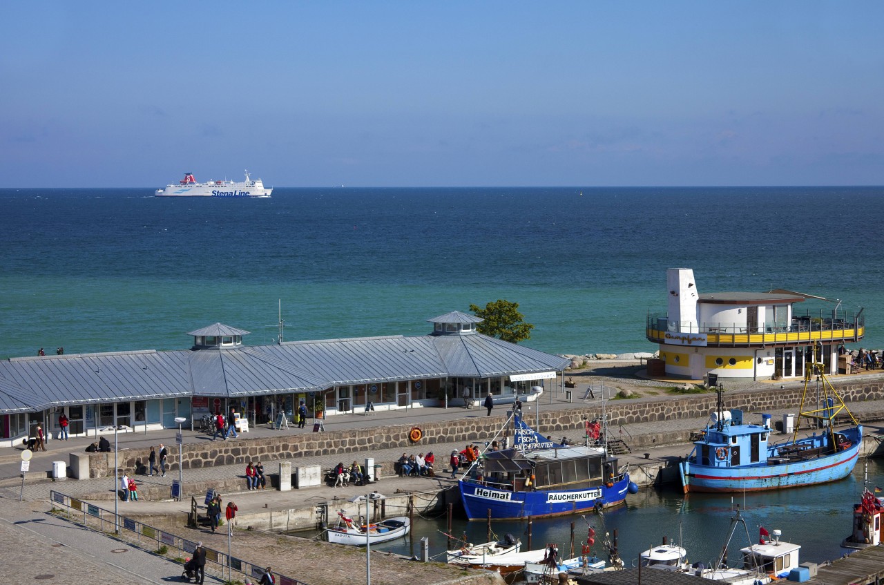 Blick auf den Sassnitz-Hafen auf Rügen.