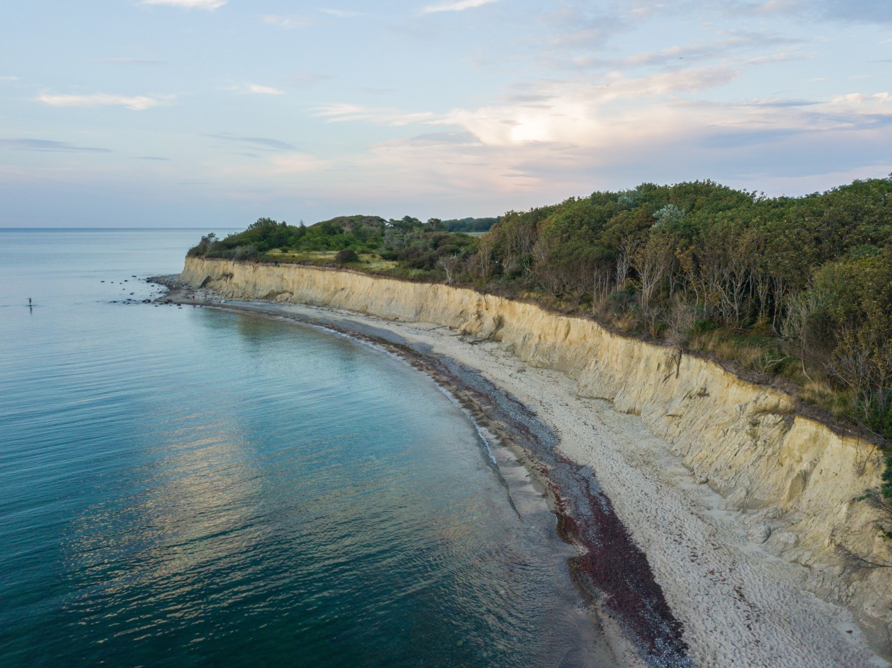 Leere Steilküste und Strände bei Dranske auf Rügen