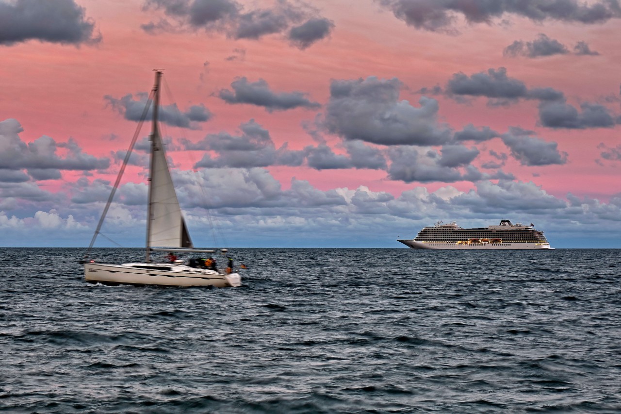 Kreuzfahrtschiff auf der Ostsee vor Rügen