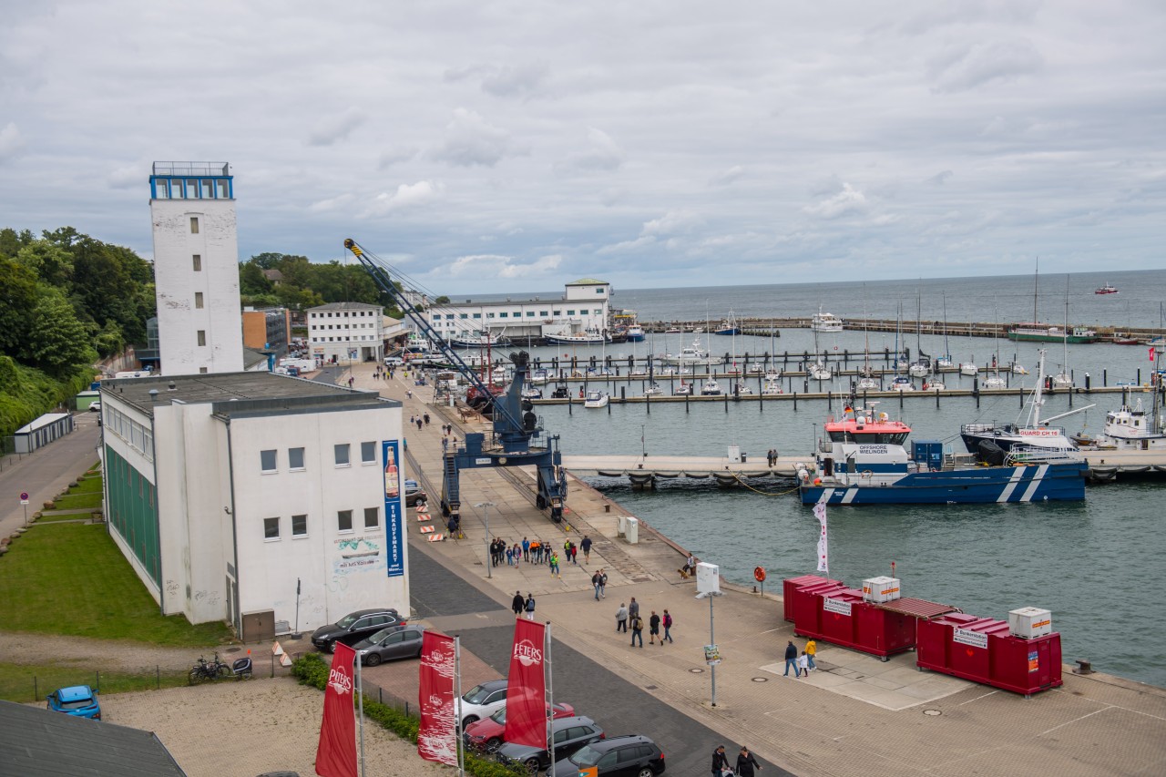 Blick auf den Hafen in Sassnitz auf Rügen.