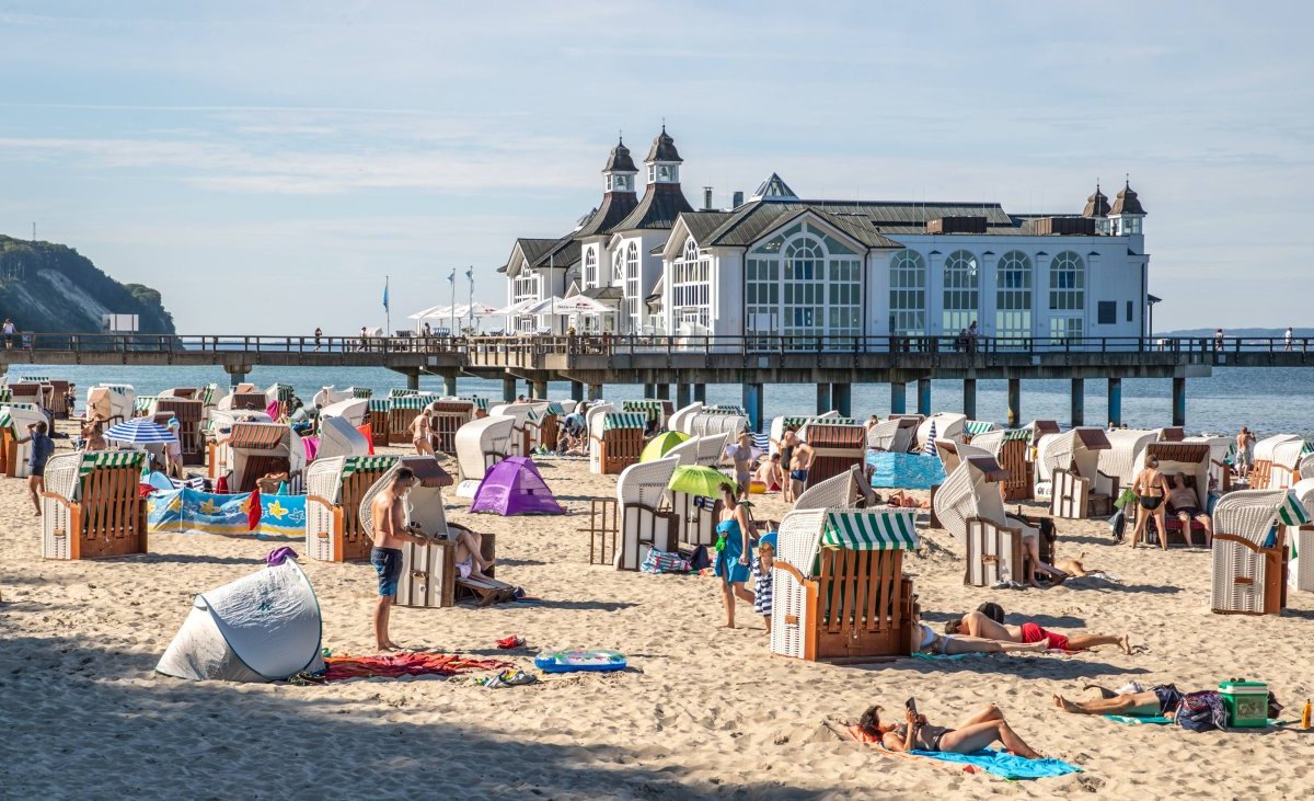 Rügen Sellin Seebrücke Hotel.jpg