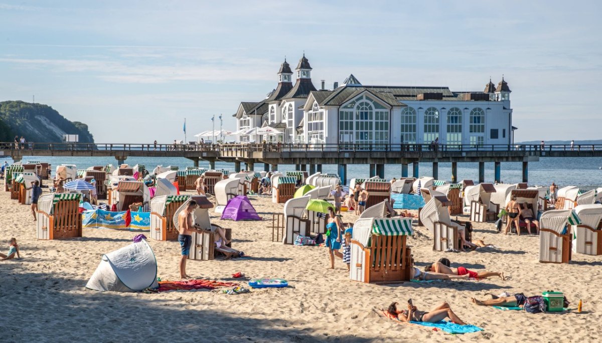 Rügen Sellin Seebrücke Hotel.jpg