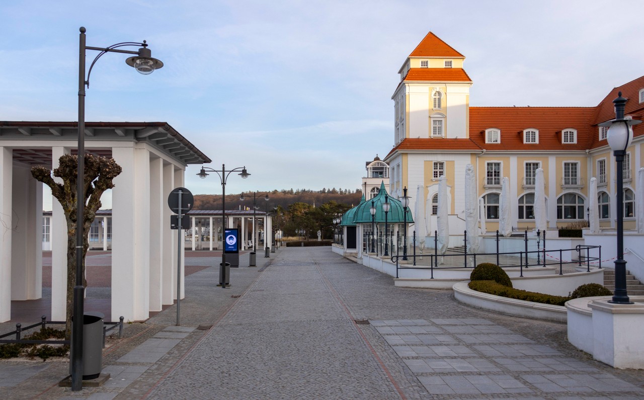 Leere Strandpromenade in Binz auf Rügen.