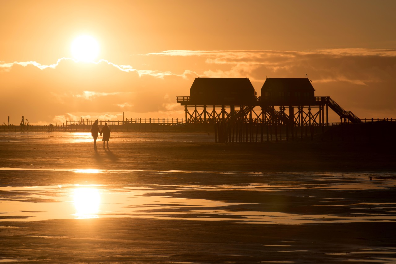 Sonnenuntergang am Strand von Sankt Peter-Ording. 