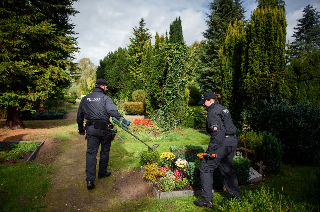 Der Friedhof, auf dem die Polizisten nach dem Handy der getöteten Frau suchten, liegt gegenüber ihrer Wohnung. 