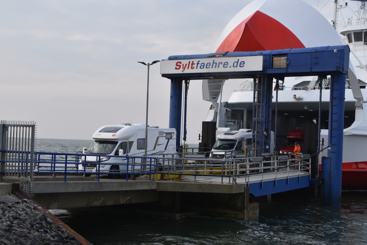 Die erste Fähre, die zwischen der dänische Nachbarinsel Römö und Sylt pendelt, legte am Samstag (1. Mai) um 7:30 Uhr im Hafen von List an, und Wohnmobile rollten an Land. 