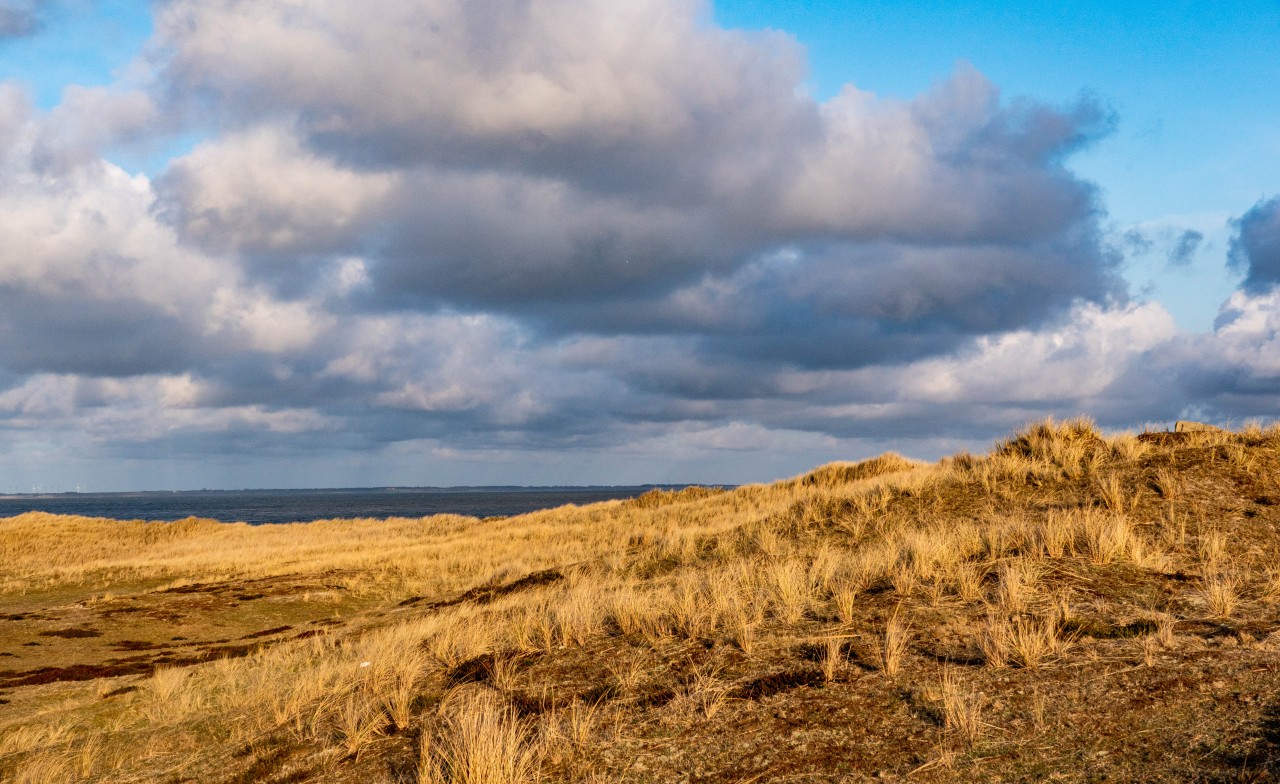 Wolken ziehen über die Dünen der Insel Sylt