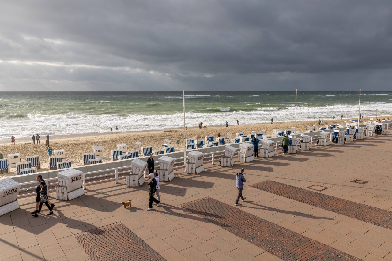 Touristen spazieren auf Sylt.