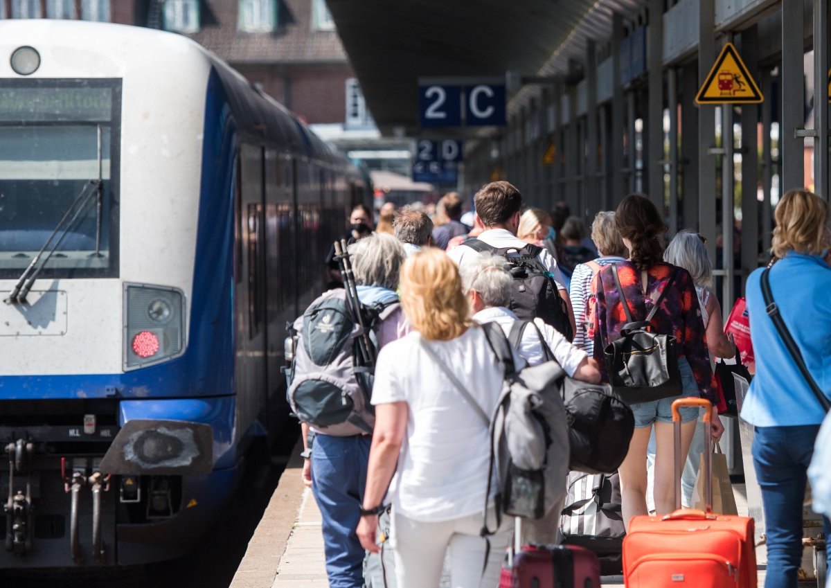 Sylt Nordsee Marschbahn Überfüllt Sommer Offensive Bürgermeister Nikolas Häckel