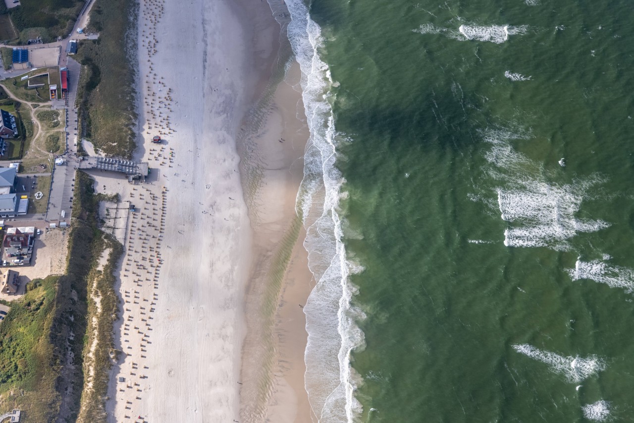 Sylt: Blick von oben auf den Strand von Wenningstedt.