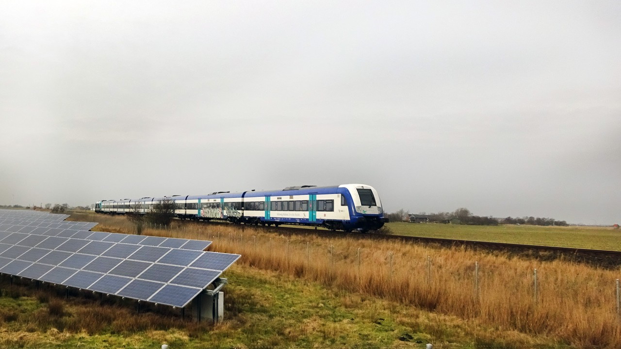 Blick auf die Strecke zwischen Niebüll und Klanxbüll vor Sylt auf dem Festland.