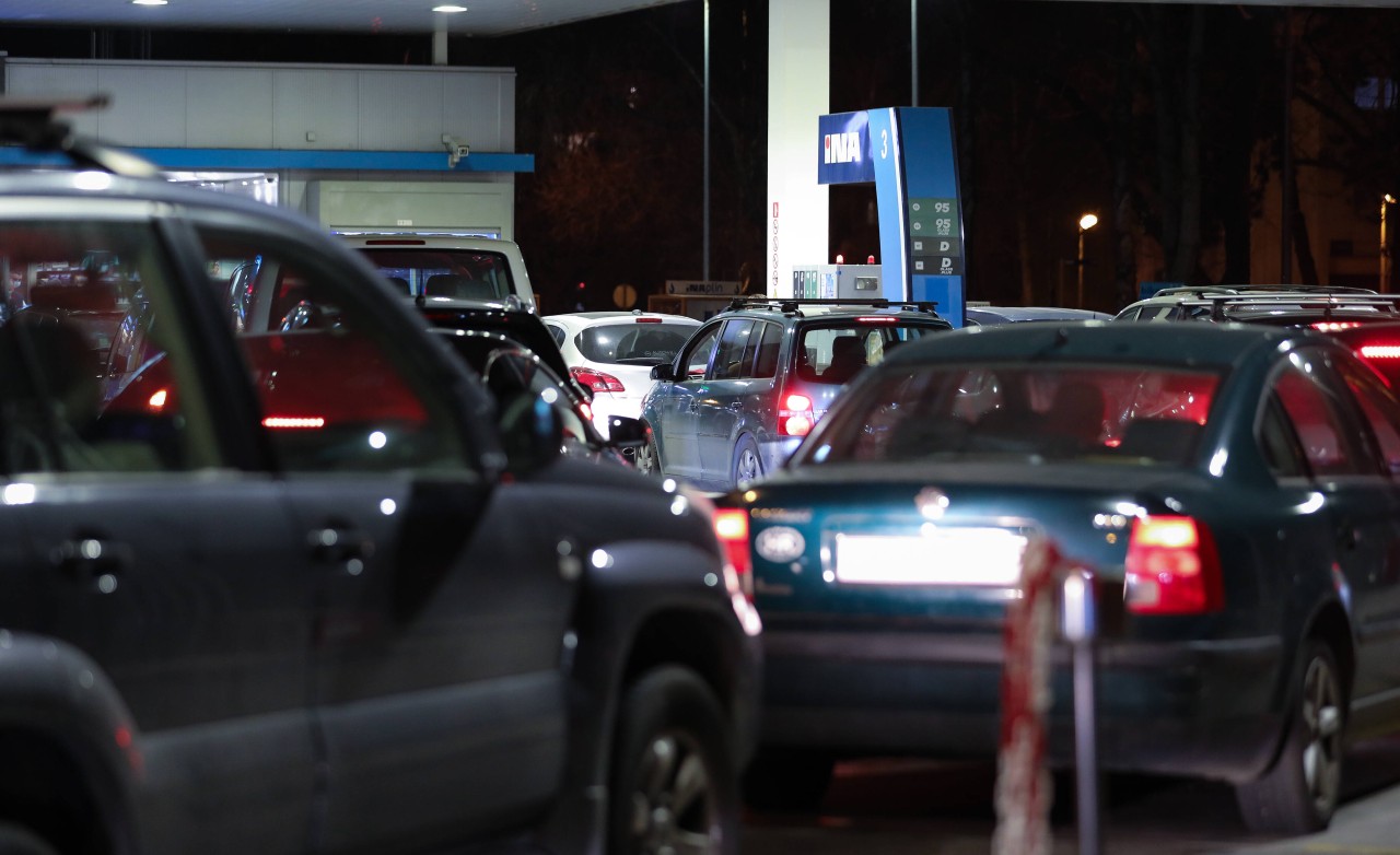 Fälschlicherweise war der günstige Preis an der Tankstelle angezeigt worden. Doch der Ansturm in Ostfriesland kam schnell und sorgte für großes Verkehrschaos (Symbolbild)!