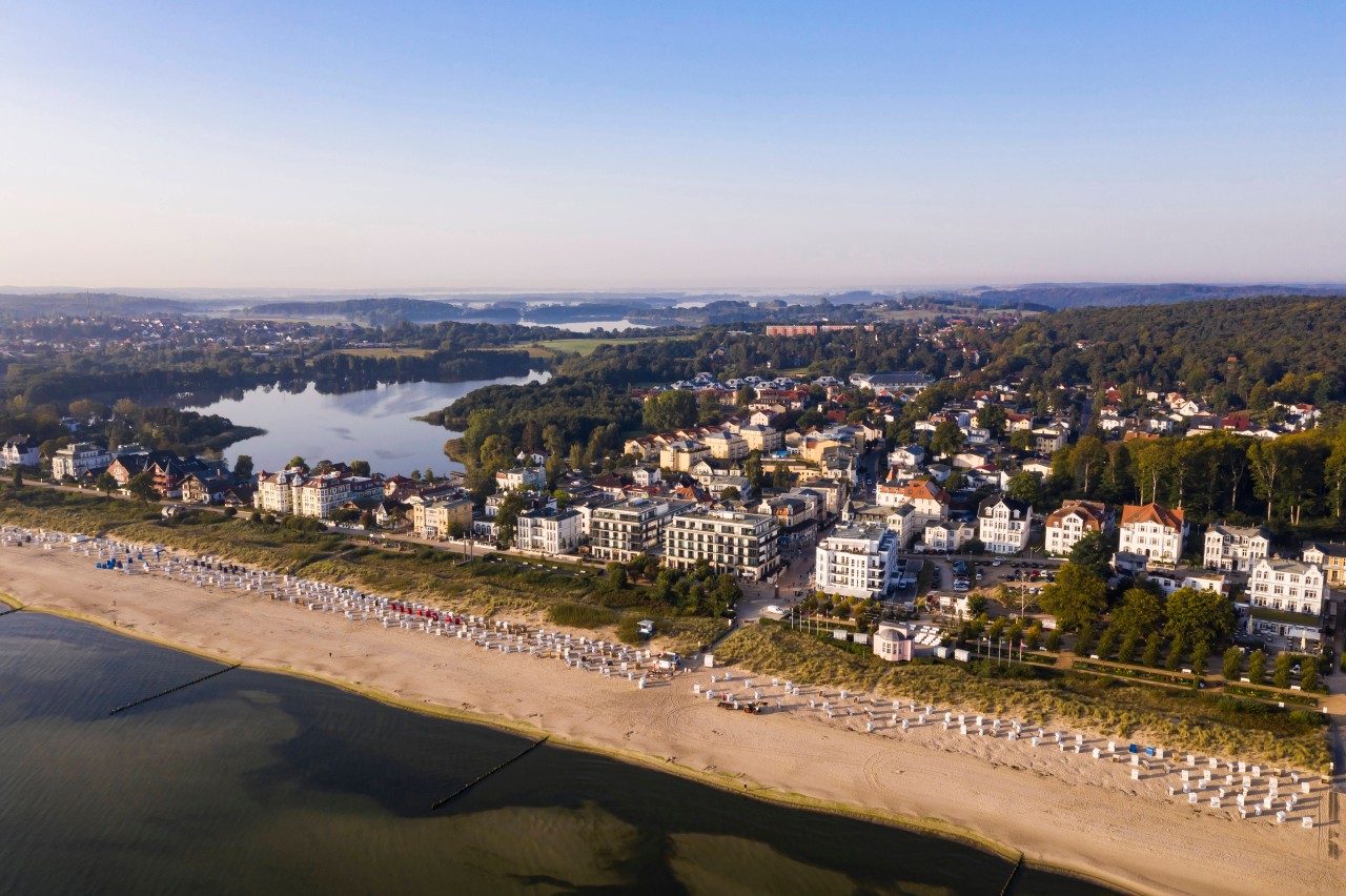 Damit Urlauber auf die Insel dürfen, hat eine Frau von der Insel eine besondere, nicht ganz ernstgemeinte, Idee. 