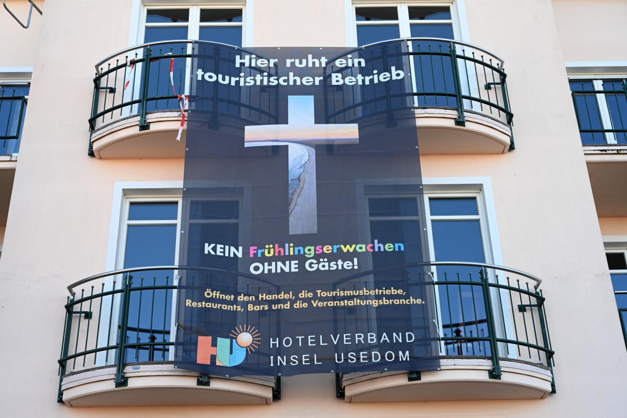 Mit den Plakaten weisen Hotels auf Usedom auf ihre missliche Lage hin.