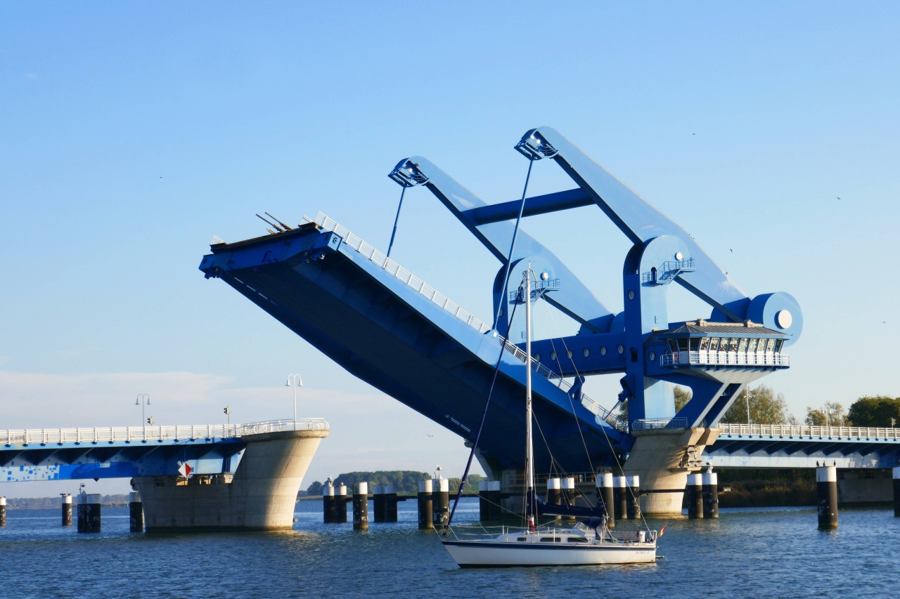 Die Klappbrücke der Bundesstraße 111 über den Peenestrom zwischen Wolgast und der Insel Usedom muss repariert werden. 