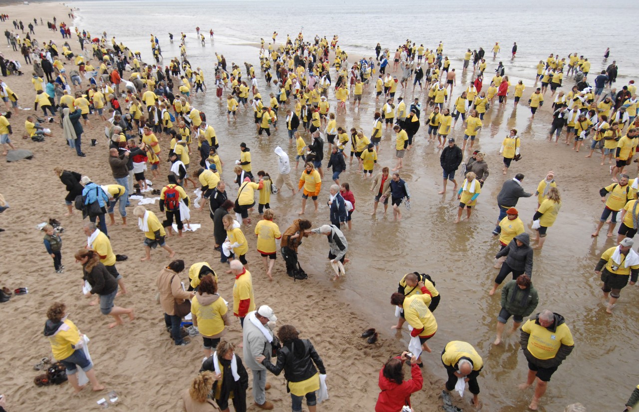 Zahlreiche Menschen strömen in die Ostsee (Archivbild). 