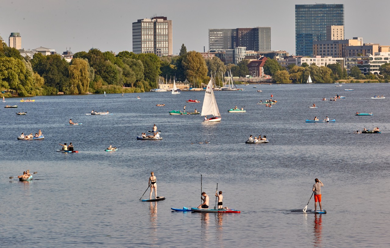 Das sommerliche Wetter Mitte Juni verbrachten viele Menschen in Hamburg auf der Alster.