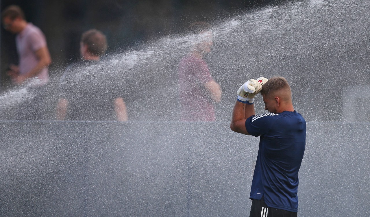 Abkühlung bei heißem Wetter beim HSV. Weil das Spiel am Freitag in Hamburg gegen den VfB Lübeck ausfallen musste, wurde trainiert.