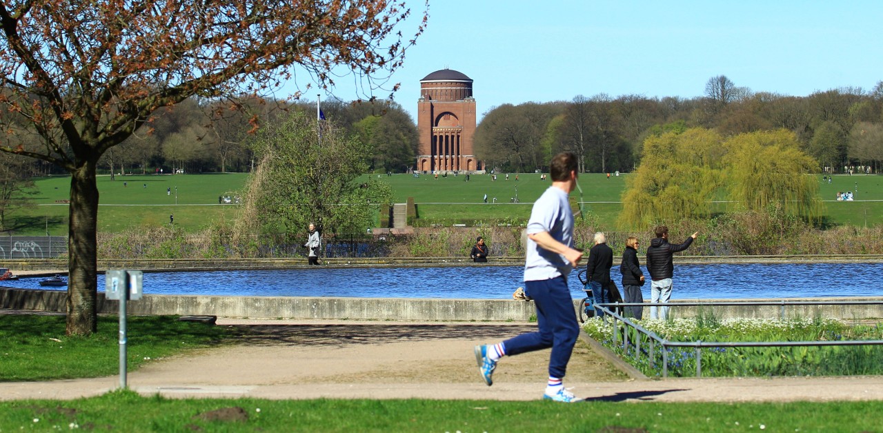 Ein Jogger im Stadtpark von Hamburg am Osterwochenende.