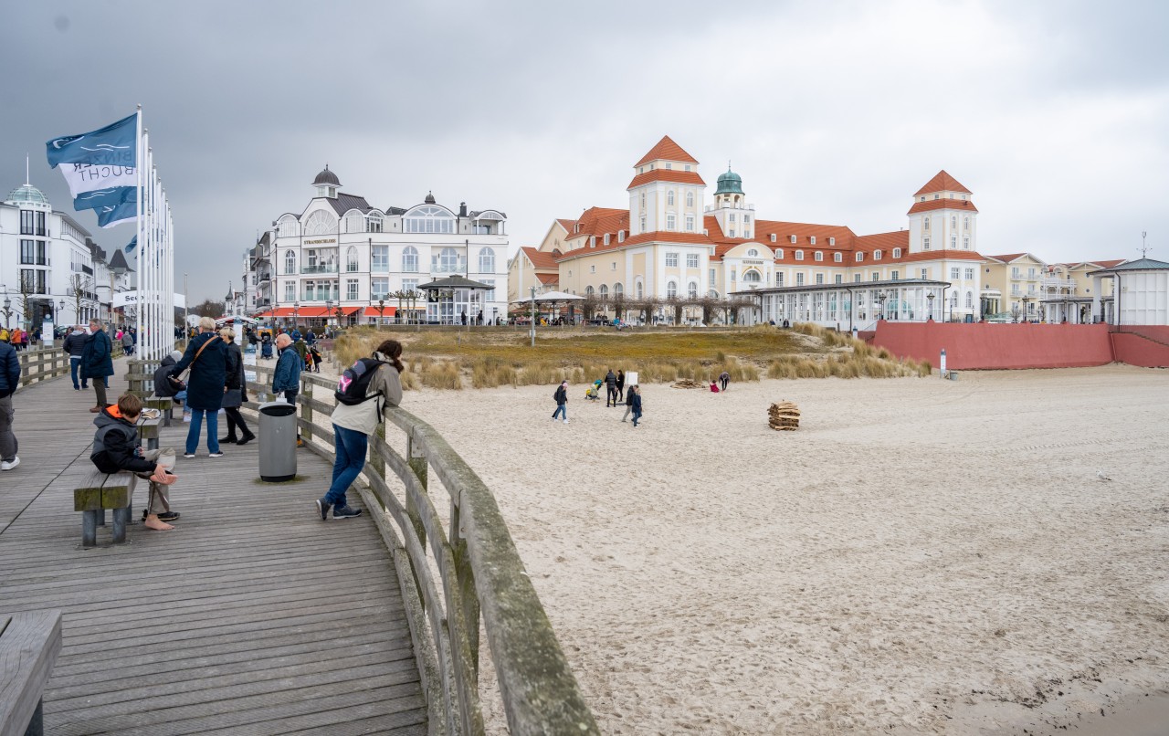 Rügen: Touristen am Oster-Wochenende im Ostseebad Binz am Strand auf der Seebrücke.