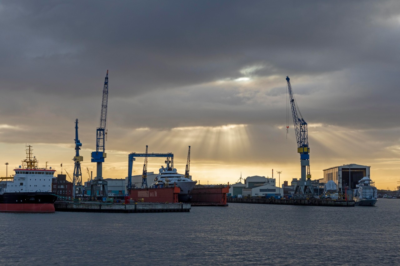 Die Werft Blohm + Voss im Hafen von Hamburg.