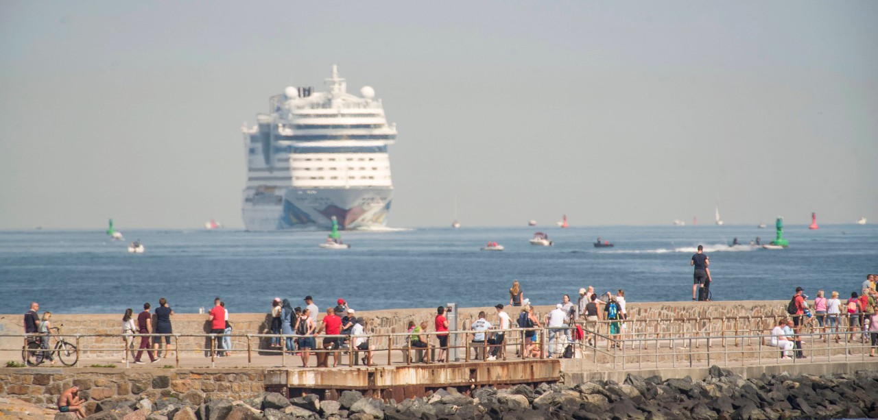 Das Kreuzfahrtschiff „Aida Mar“ passiert die Mole vor Warnemünde. 