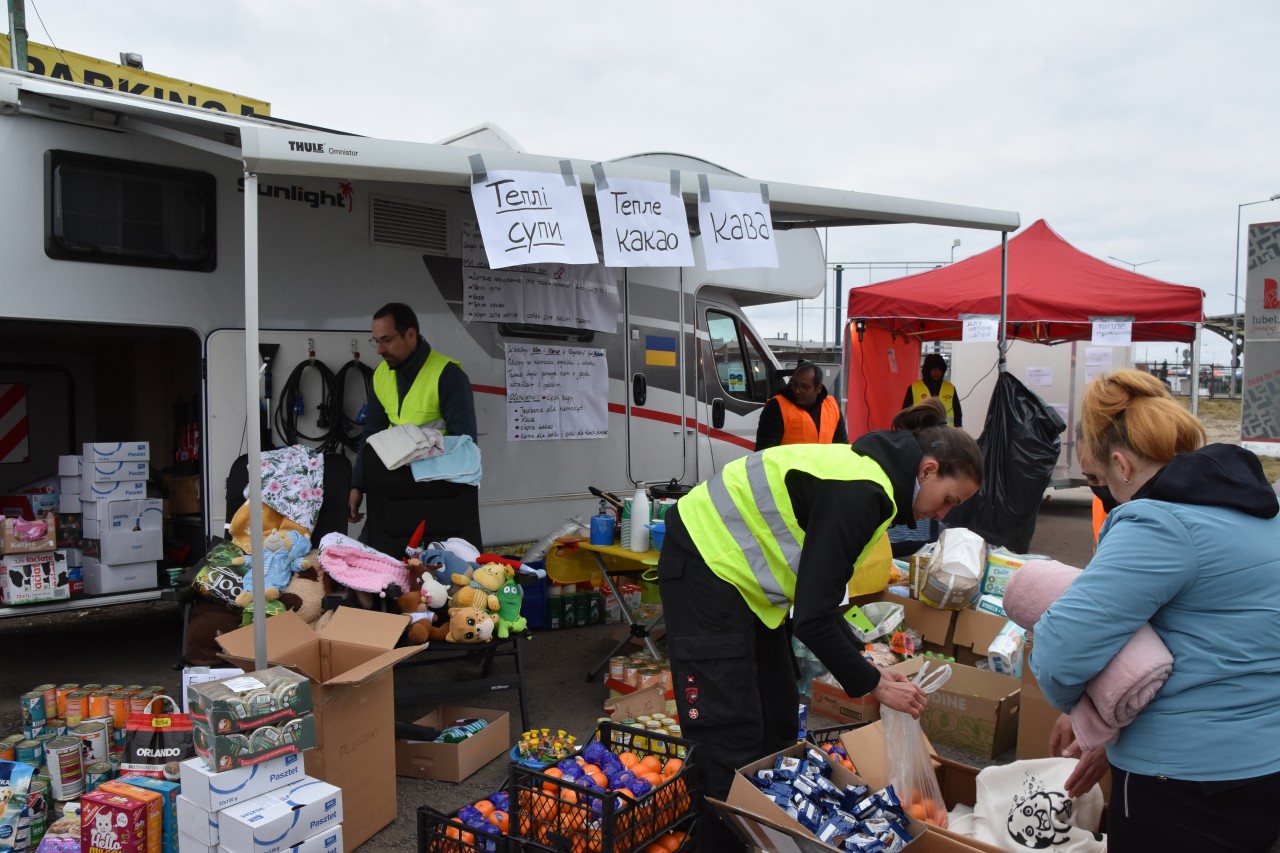 An der polnisch-ukrainischen Grenze werden die Ukraine-Flüchtlinge von Freiwilligen versorgt.