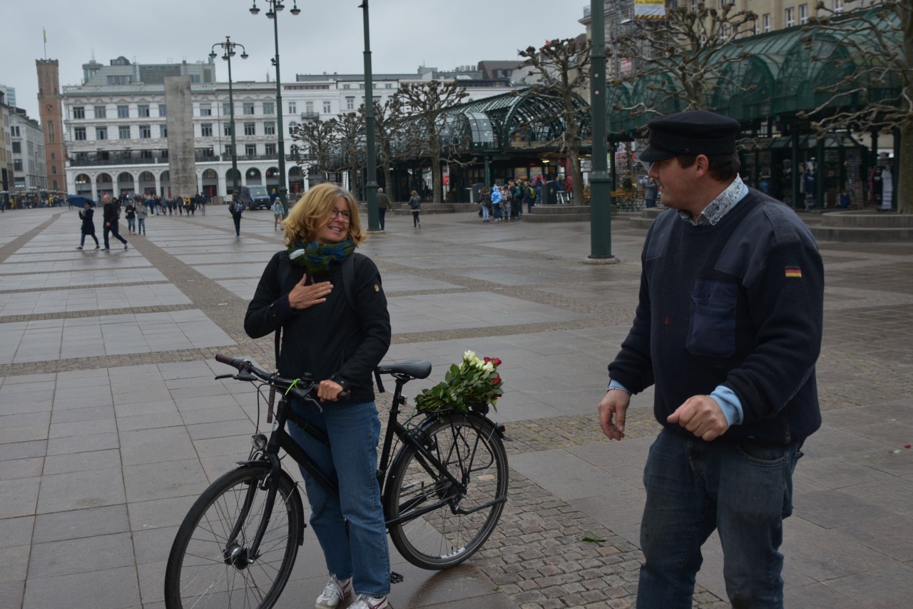 Eine Frau bedenkt sich herzlich für die schönen Rosen. 