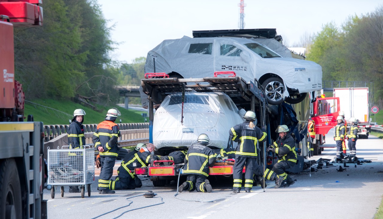  Einsatzkräfte stehen auf der Autobahn A261 im Stadtteil Marmstorf in Hamburg an einer Unfallstelle. Ein Autotransporter war auf einen Sattelzug aufgefahren, der Fahrer kam dabei ums Leben.