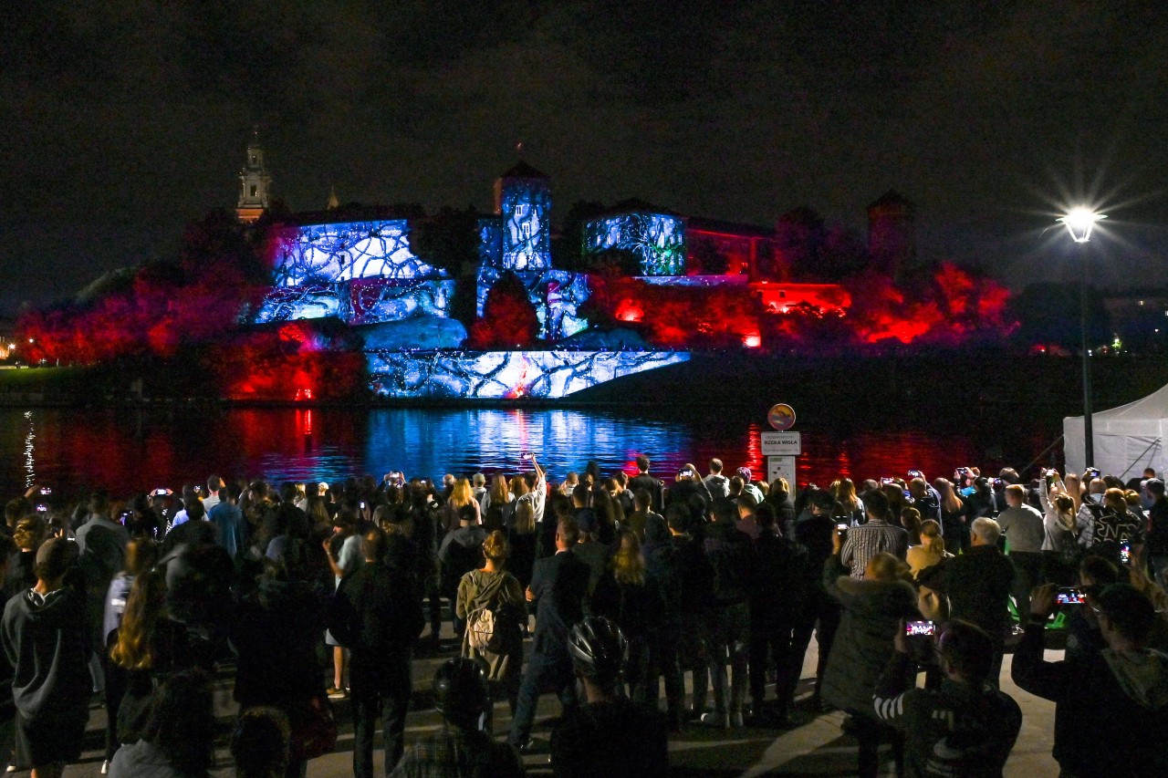 Bereits in zahlreichen Weltstädten gab es Lichtshows zu „Stranger Things“ (hier in Krakau, Poeln) – nun ist Hamburg an der Reihe.