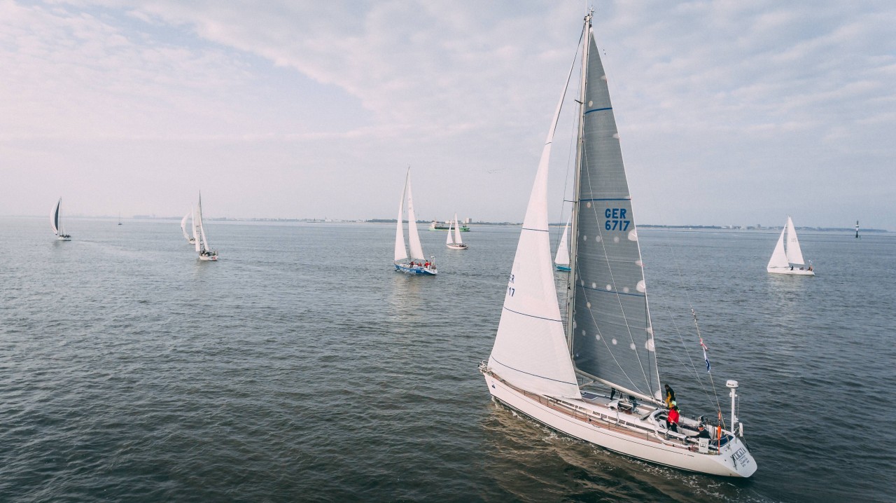 Schiffe bei der Nordseewoche von Hamburg nach Helgoland.