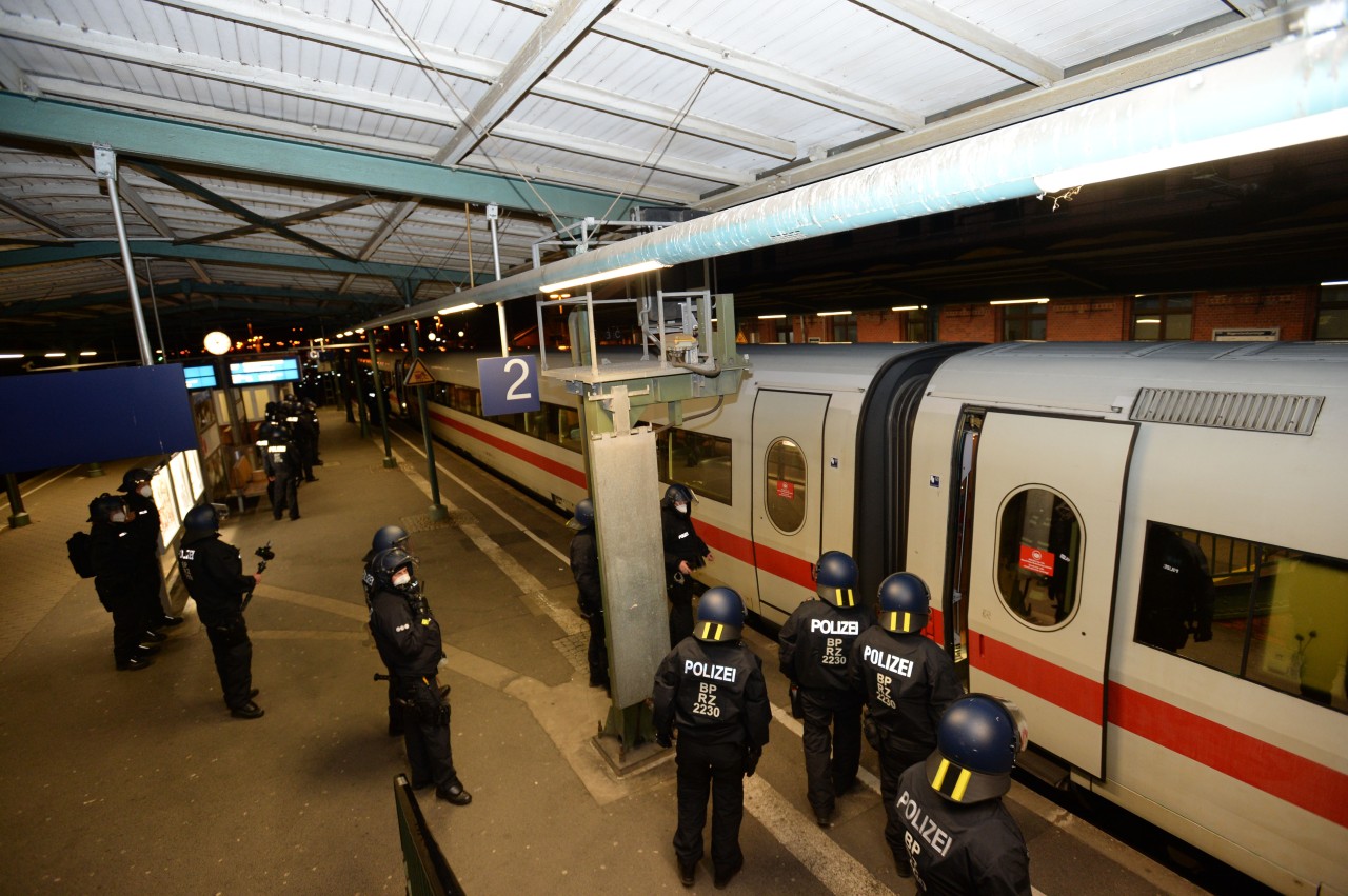 Polizisten stoppen den ICE in Hamburg-Harburg.