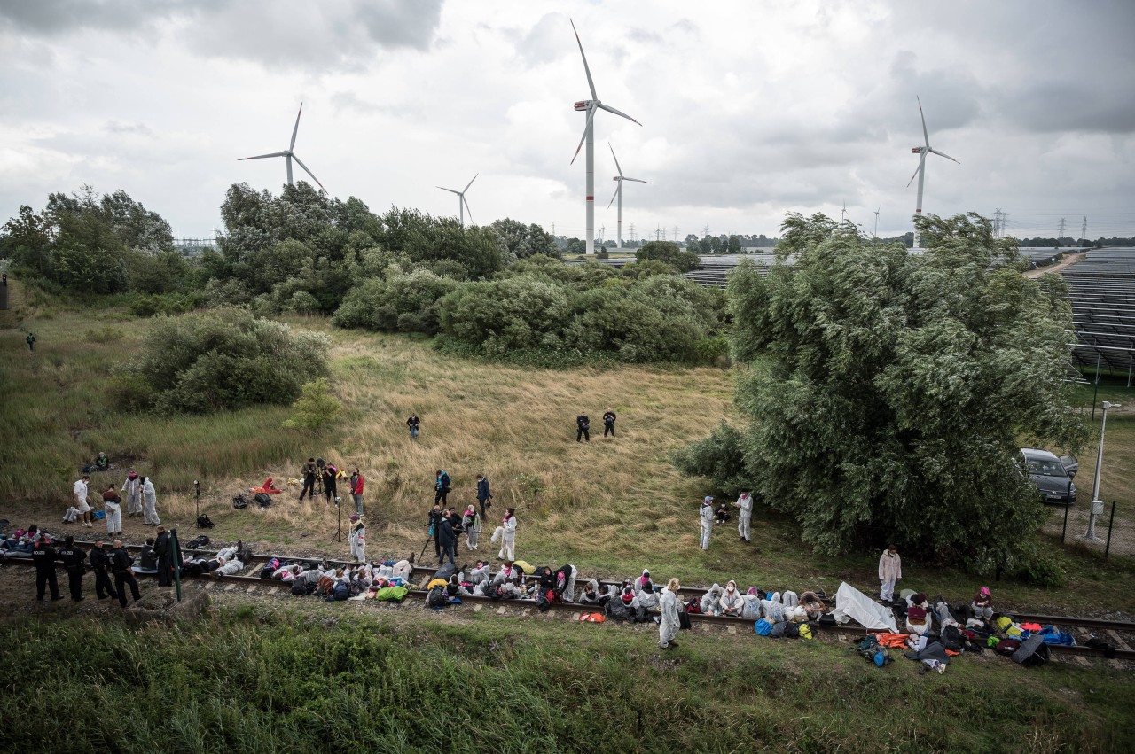 Pläne für ein stationäres LNG-Terminal in Brunsbüttel gibt es schon lange, jetzt werden sie allerdings radikal beschleunigt und um ein schwimmendes ergänzt. Hier ein Protest von „Ende Gelände“ in 2021.