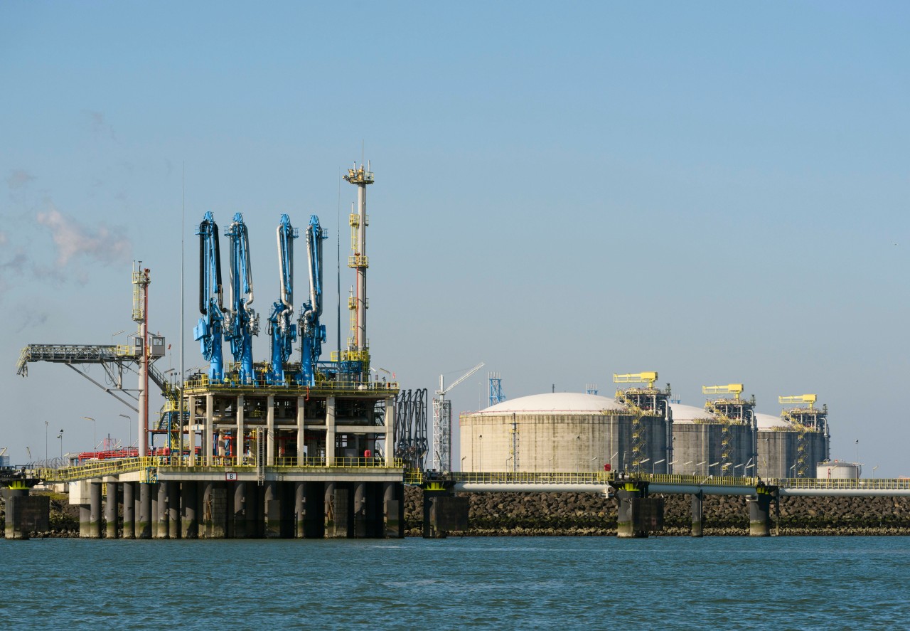 Nordsee: LNG-Speichertanks am stationären Terminal in Rotterdam.