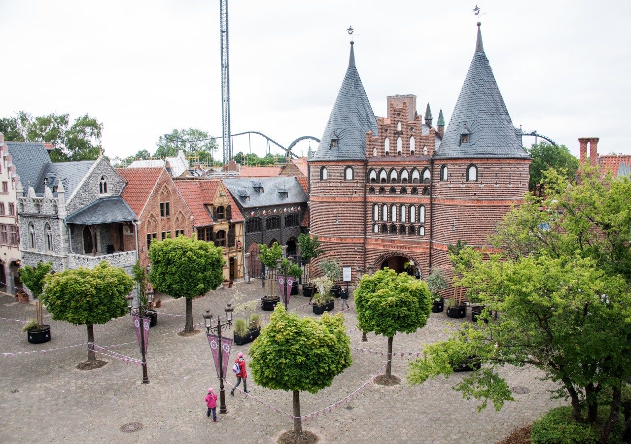 Ostsee: Das nachgestellte Holstentor aus Lübeck im Hansapark.