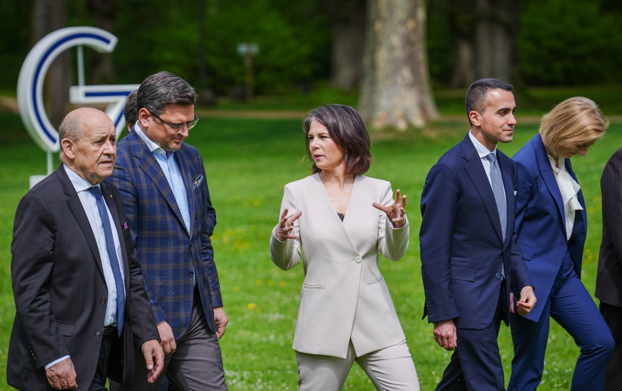 Annalena Baerbock (m.) beim Außenministertreffen in einem Luxus-Ressort an der Ostsee.