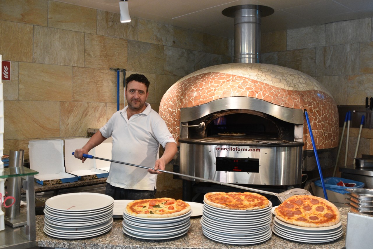 Die Pizzen kommen frisch aus dem Steinofen. 