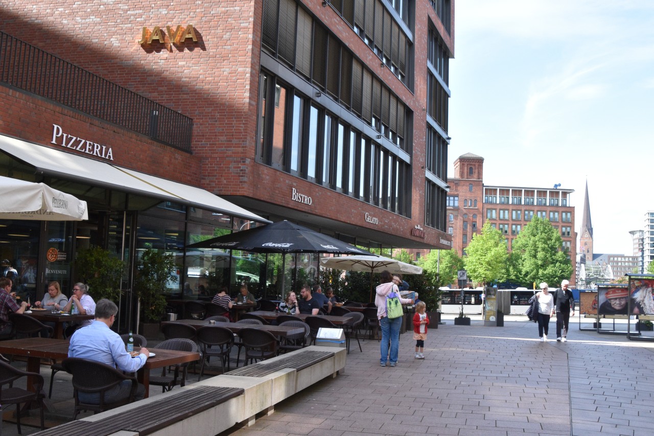 Hier können die Gäste eine Pizza mit einem schönen Ausblick auf die Speicherstadt in Hamburg genießen. 