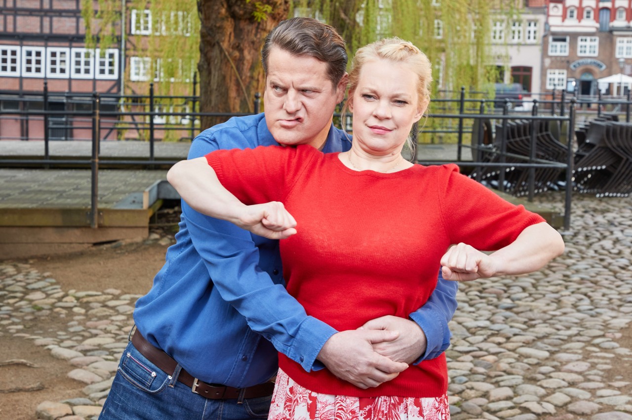 Albern ausgelassen herum: Die Darsteller Tim Olrik Stöneberg als Bernd Schmidt (l.) und Theresa Hübchen als Sandra Reichard (r.).