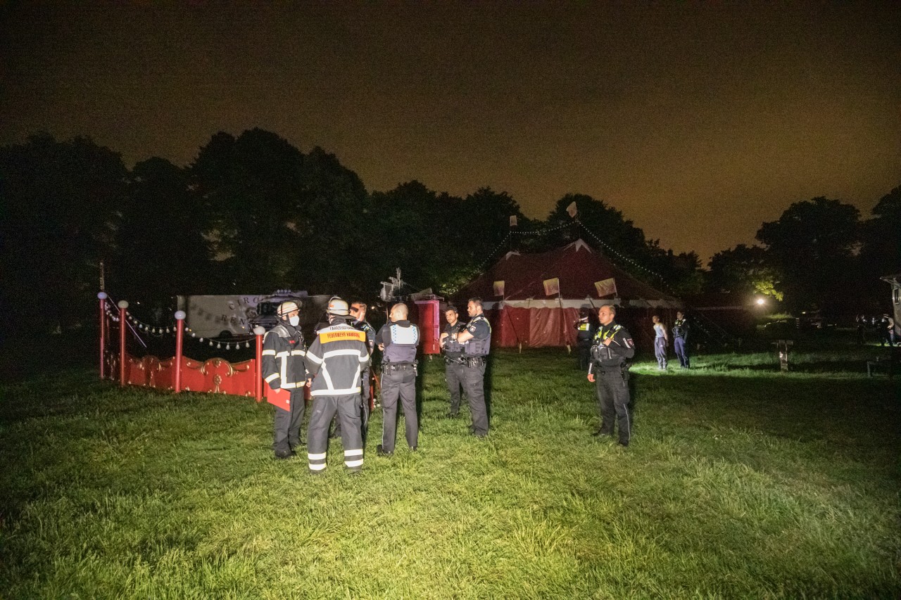 Polizisten regeln die Situation vor dem Zirkuszelt in Hamburg