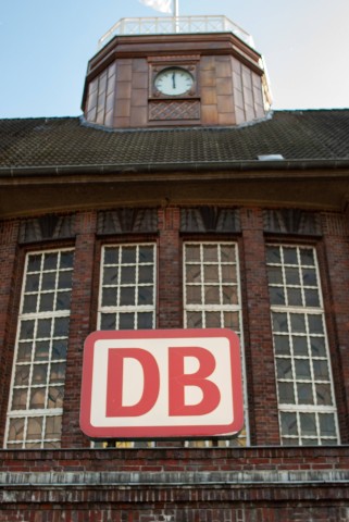 Der Bahnhofeingang in Flensburg.